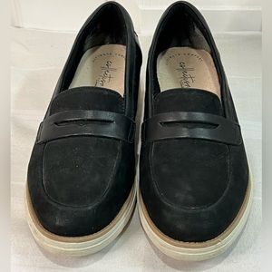 Clark’s Ultimate Comfort black leather and suede loafers with white sole 8 1/2M